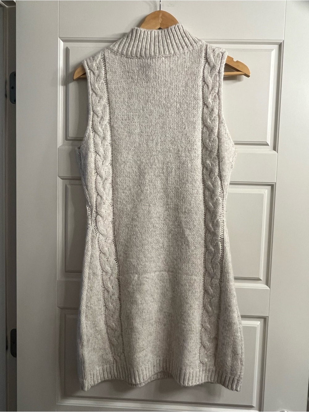 NWT Le Lis Oatmeal Cable Knit Sleeveless Sweater Dress Medium - Picture 6 of 8
